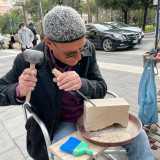 Le sue mani si muovono al ritmo di scalpello, sgorbia e mazzetta: strumenti che utilizza per dar forma ai blocchi di pietra bianca...